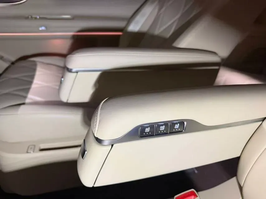 2025 AITO AITO M9 REEV 160HP REEV 52KWH,autocango,china used car exporter,china ev exporter,chinese used car exporter,chinese used ev exporter