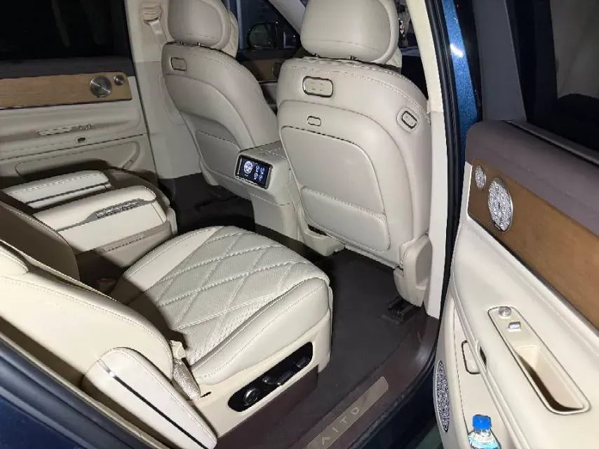 2025 AITO AITO M9 REEV 160HP REEV 52KWH,autocango,china used car exporter,china ev exporter,chinese used car exporter,chinese used ev exporter