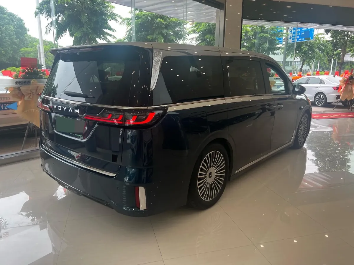 2024 Voyah Dream 1.5T 150HP L4 PHEV 43KWH,autocango,china used car exporter,china ev exporter,chinese used car exporter,chinese used ev exporter