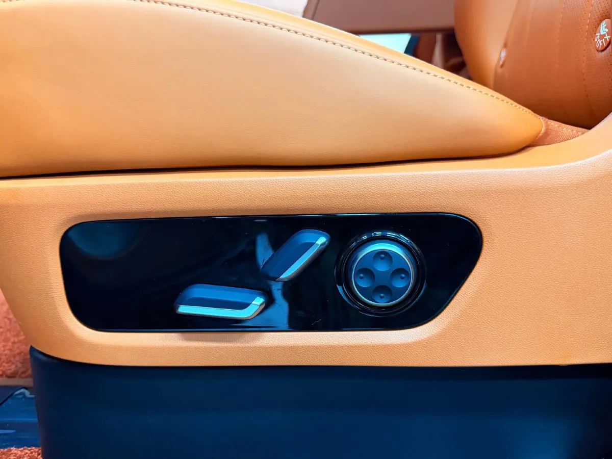 2025 AITO AITO M8 REEV 160HP REEV 53.4KWH,autocango,china used car exporter,china ev exporter,chinese used car exporter,chinese used ev exporter