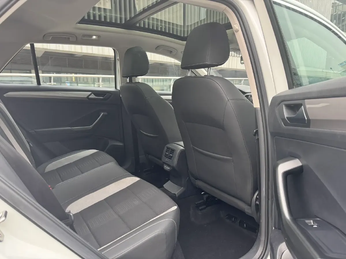 2022 Volkswagen T-Roc 1.4T 150HP L4 7DCT,autocango,china used car exporter,china ev exporter,chinese used car exporter,chinese used ev exporter