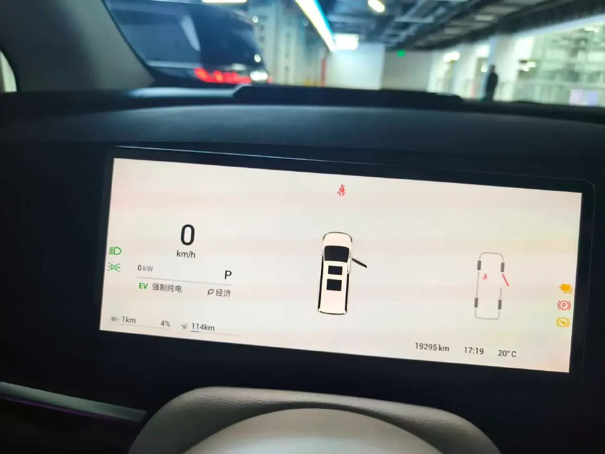 2025 Voyah Dream 1.5T 150HP L4 PHEV 41.7KWH,autocango,china used car exporter,china ev exporter,chinese used car exporter,chinese used ev exporter