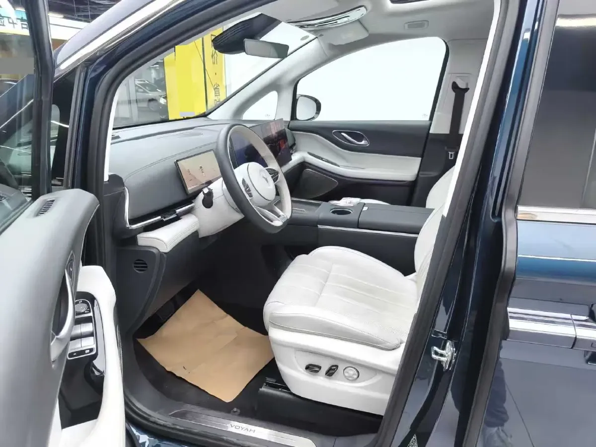 2025 Voyah Dream 1.5T 150HP L4 PHEV 41.7KWH,autocango,china used car exporter,china ev exporter,chinese used car exporter,chinese used ev exporter
