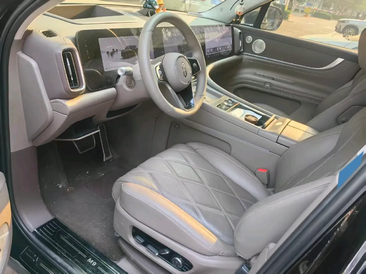 2025 AITO AITO M9 REEV 160HP REEV 52KWH,autocango,china used car exporter,china ev exporter,chinese used car exporter,chinese used ev exporter