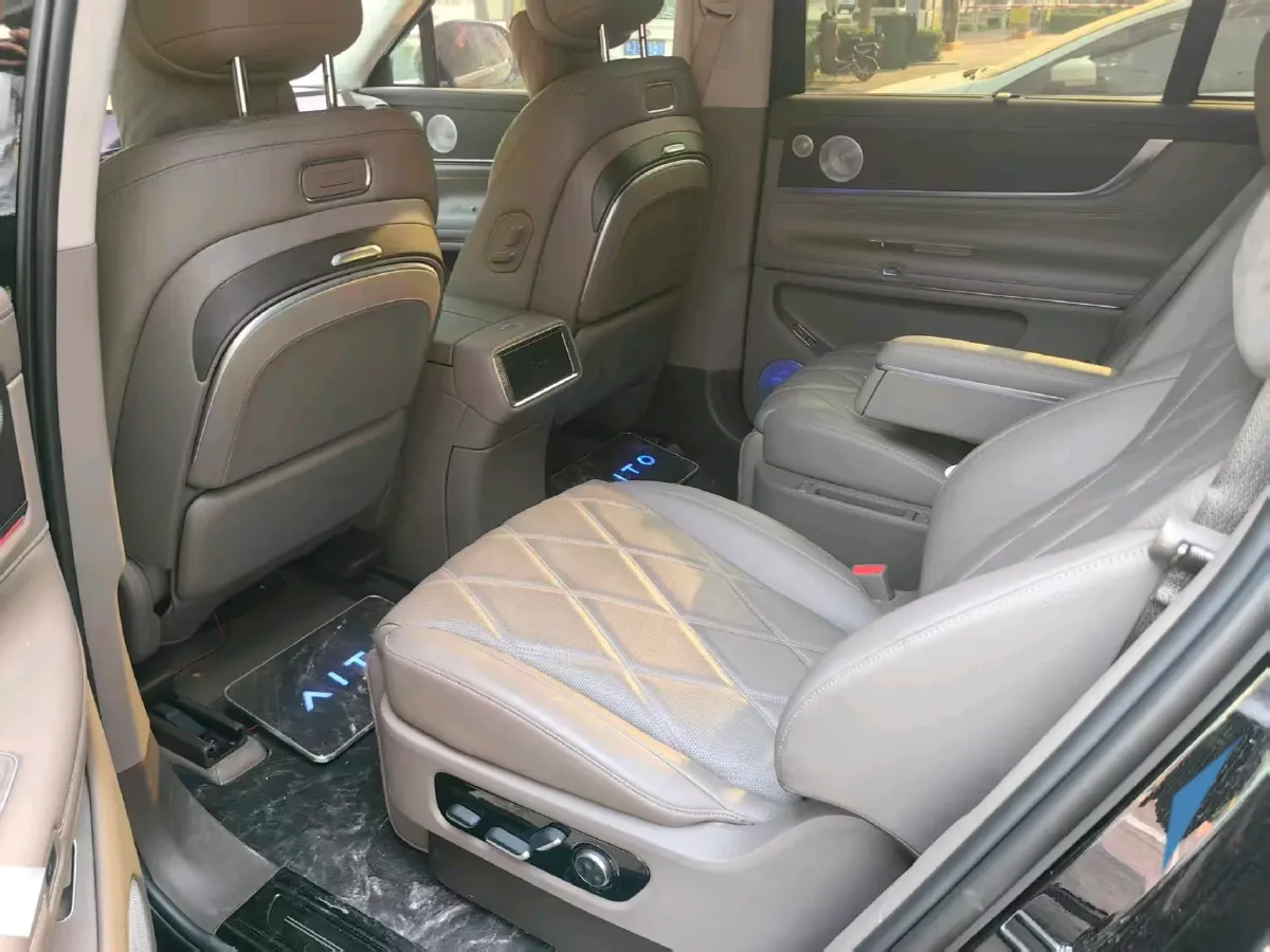 2025 AITO AITO M9 REEV 160HP REEV 52KWH,autocango,china used car exporter,china ev exporter,chinese used car exporter,chinese used ev exporter