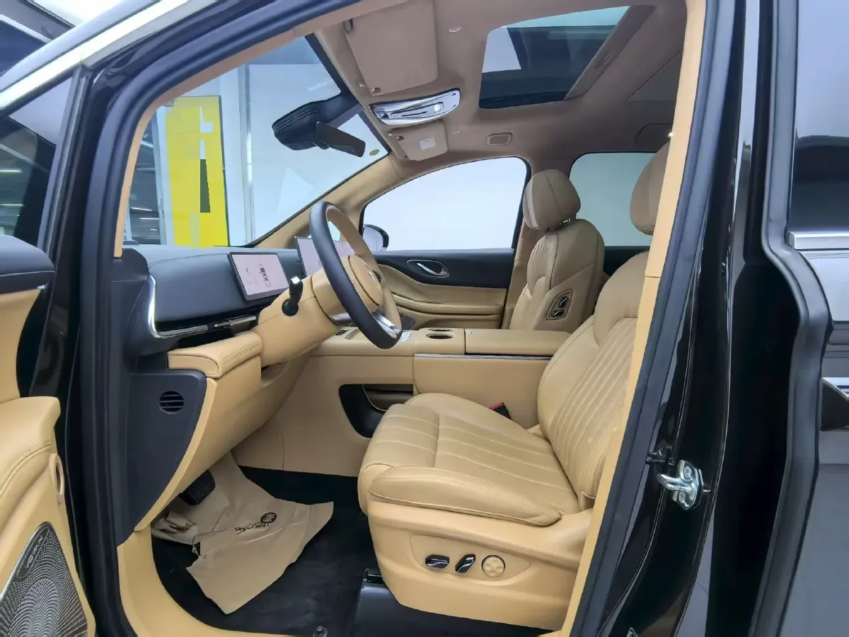 2025 Voyah Dream 1.5T 150HP L4 PHEV 41.7KWH,autocango,china used car exporter,china ev exporter,chinese used car exporter,chinese used ev exporter