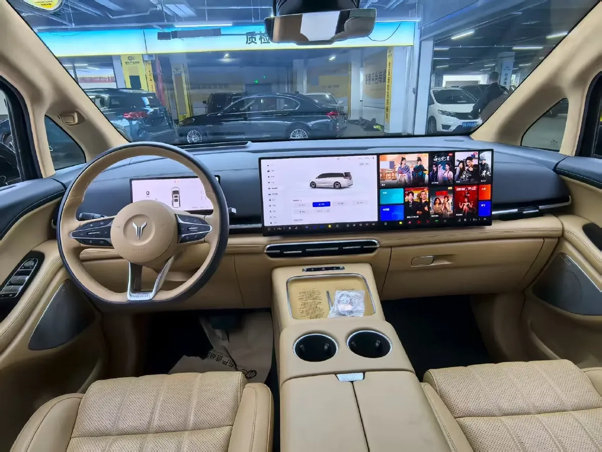 2025 Voyah Dream 1.5T 150HP L4 PHEV 41.7KWH,autocango,china used car exporter,china ev exporter,chinese used car exporter,chinese used ev exporter