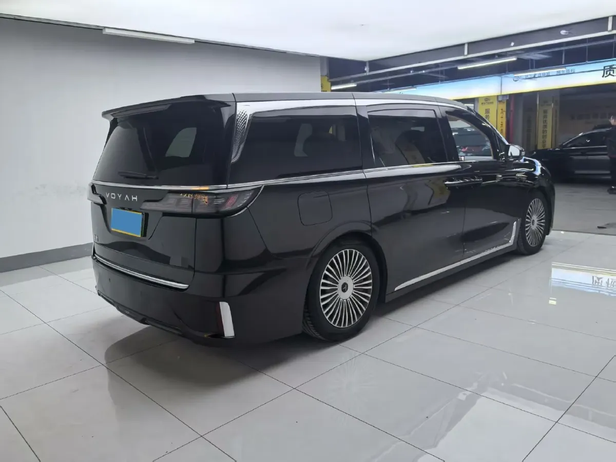 2025 Voyah Dream 1.5T 150HP L4 PHEV 41.7KWH,autocango,china used car exporter,china ev exporter,chinese used car exporter,chinese used ev exporter