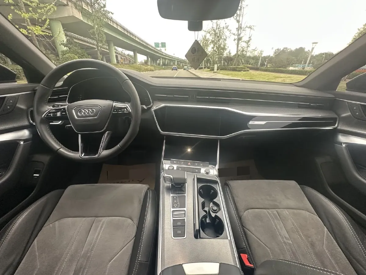 2021 Audi A6L 2.0T 190HP L4 7DCT,autocango,china used car exporter,china ev exporter,chinese used car exporter,chinese used ev exporter