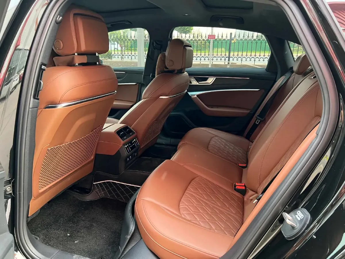 2025 Audi A6L 2.0T 245HP L4 7DCT,autocango,china used car exporter,china ev exporter,chinese used car exporter,chinese used ev exporter