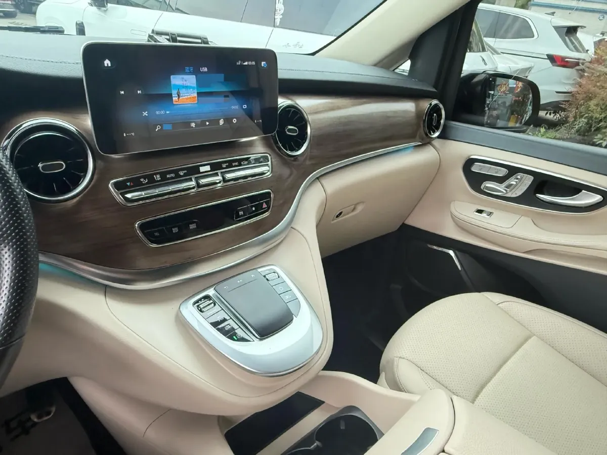 2022 Mercedes-Benz V Class 2.0T 211HP L4 9AT,autocango,china used car exporter,china ev exporter,chinese used car exporter,chinese used ev exporter