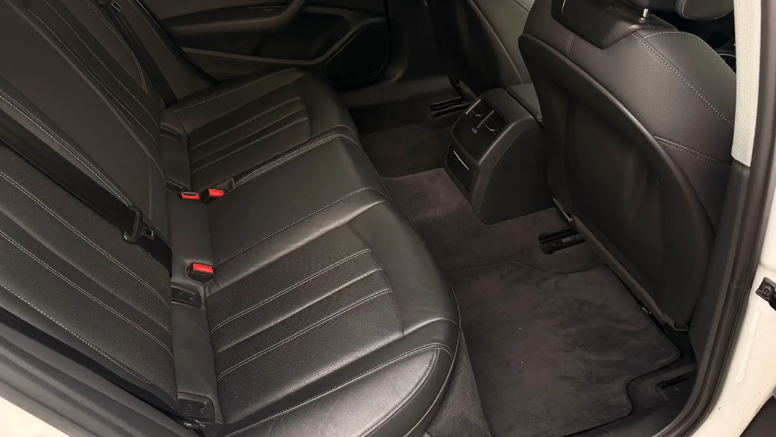 2020 Audi A4L 2.0T 190HP L4 7DCT,autocango,china used car exporter,china ev exporter,chinese used car exporter,chinese used ev exporter