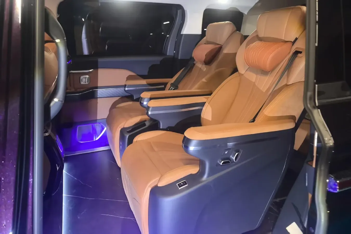 2024 HongQi HQ9 2.0T 163HP L4 1DHT PHEV 20.14KWH,autocango,china used car exporter,china ev exporter,chinese used car exporter,chinese used ev exporter