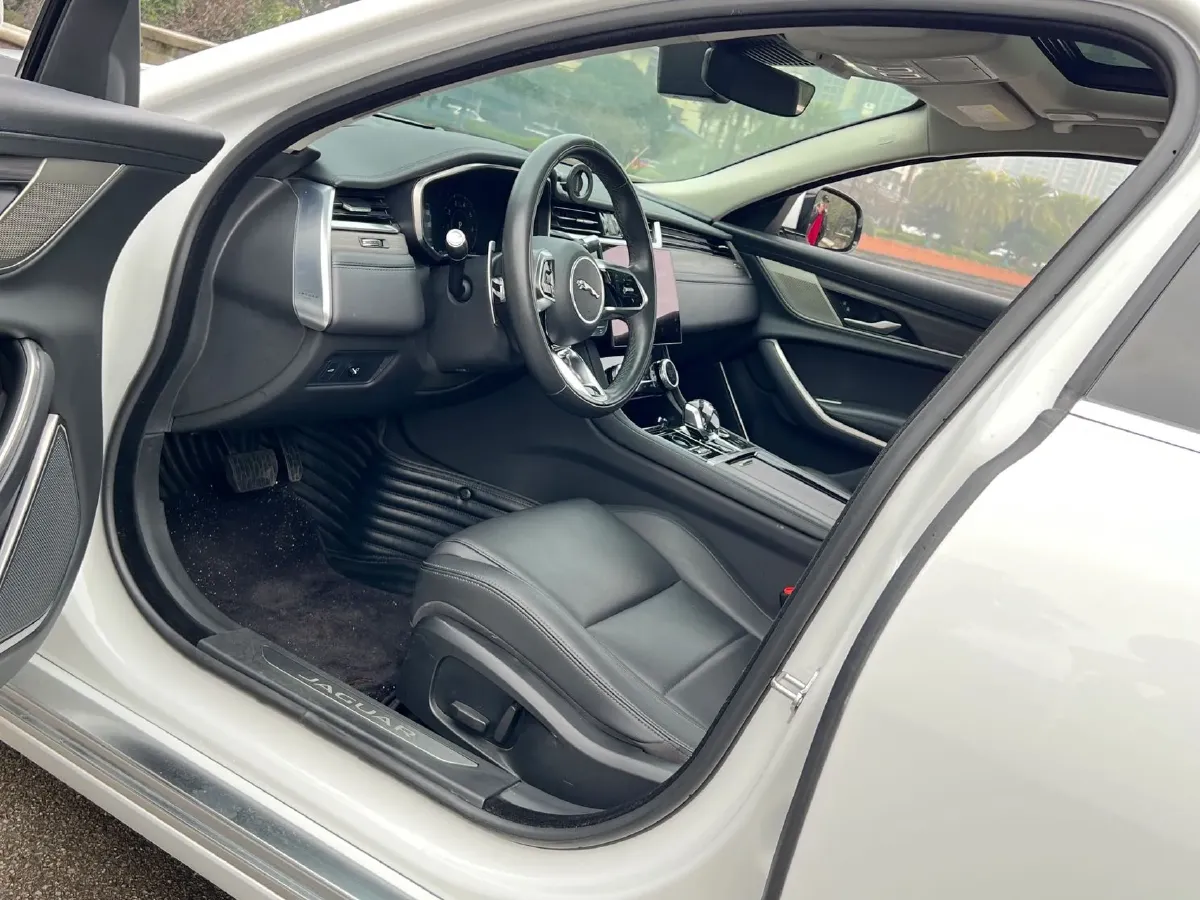 2022 Jaguar XFL 2.0T 200HP L4 8AT,autocango,china used car exporter,china ev exporter,chinese used car exporter,chinese used ev exporter