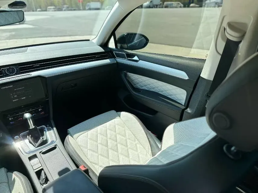 2023 Volkswagen Magotan 2.0T 186HP L4 7DCT,autocango,china used car exporter,china ev exporter,chinese used car exporter,chinese used ev exporter