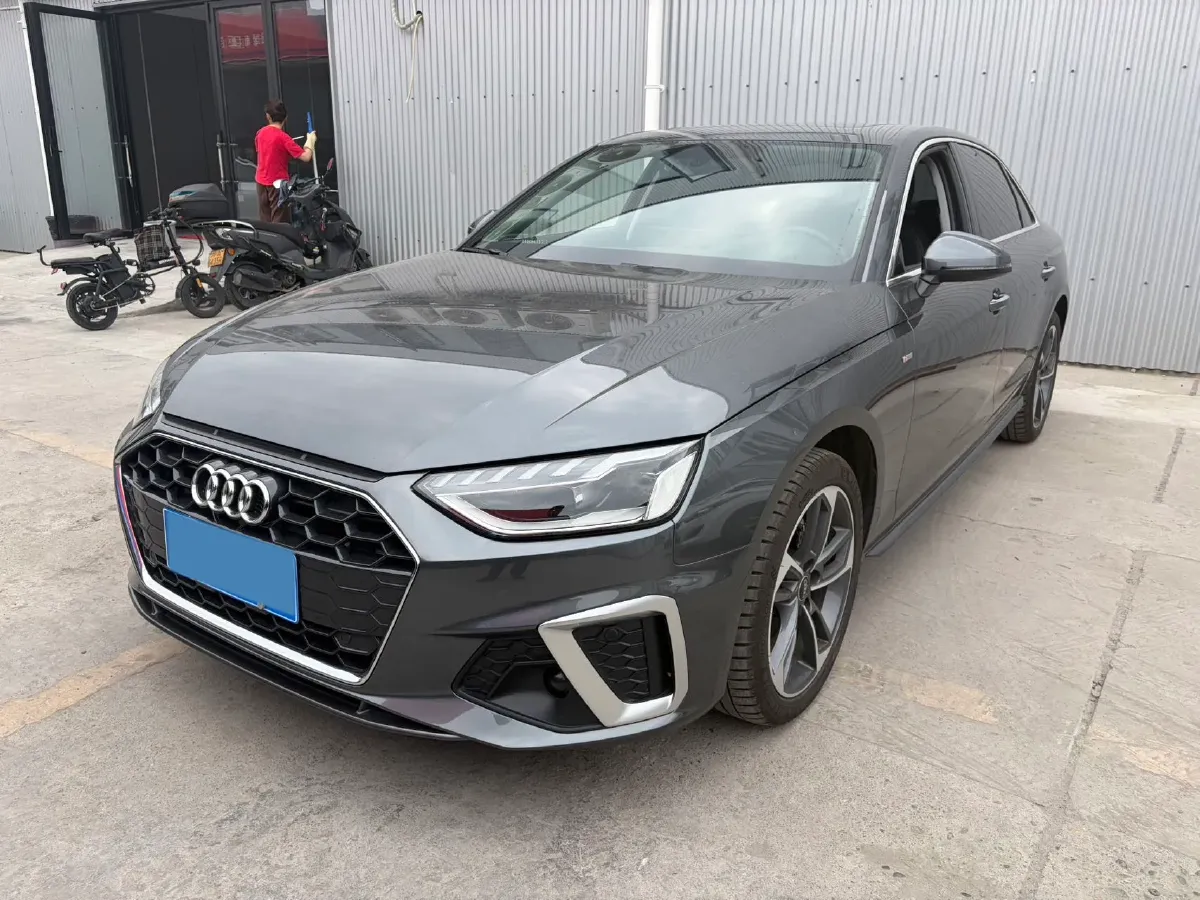 2025 Audi A4L 2.0T 190HP L4 7DCT,autocango,china used car exporter,china ev exporter,chinese used car exporter,chinese used ev exporter