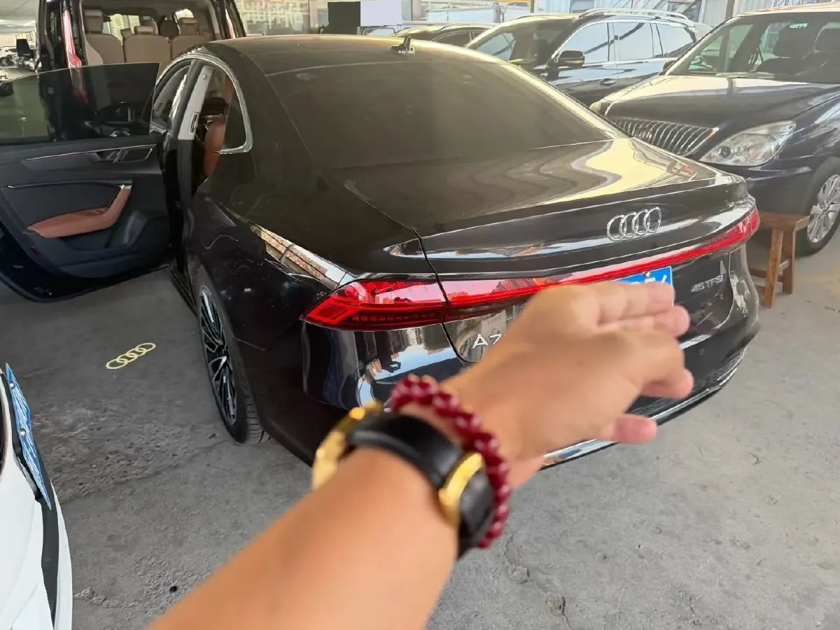 2024 Audi A7L 2.0T 245HP L4 7DCT,autocango,china used car exporter,china ev exporter,chinese used car exporter,chinese used ev exporter
