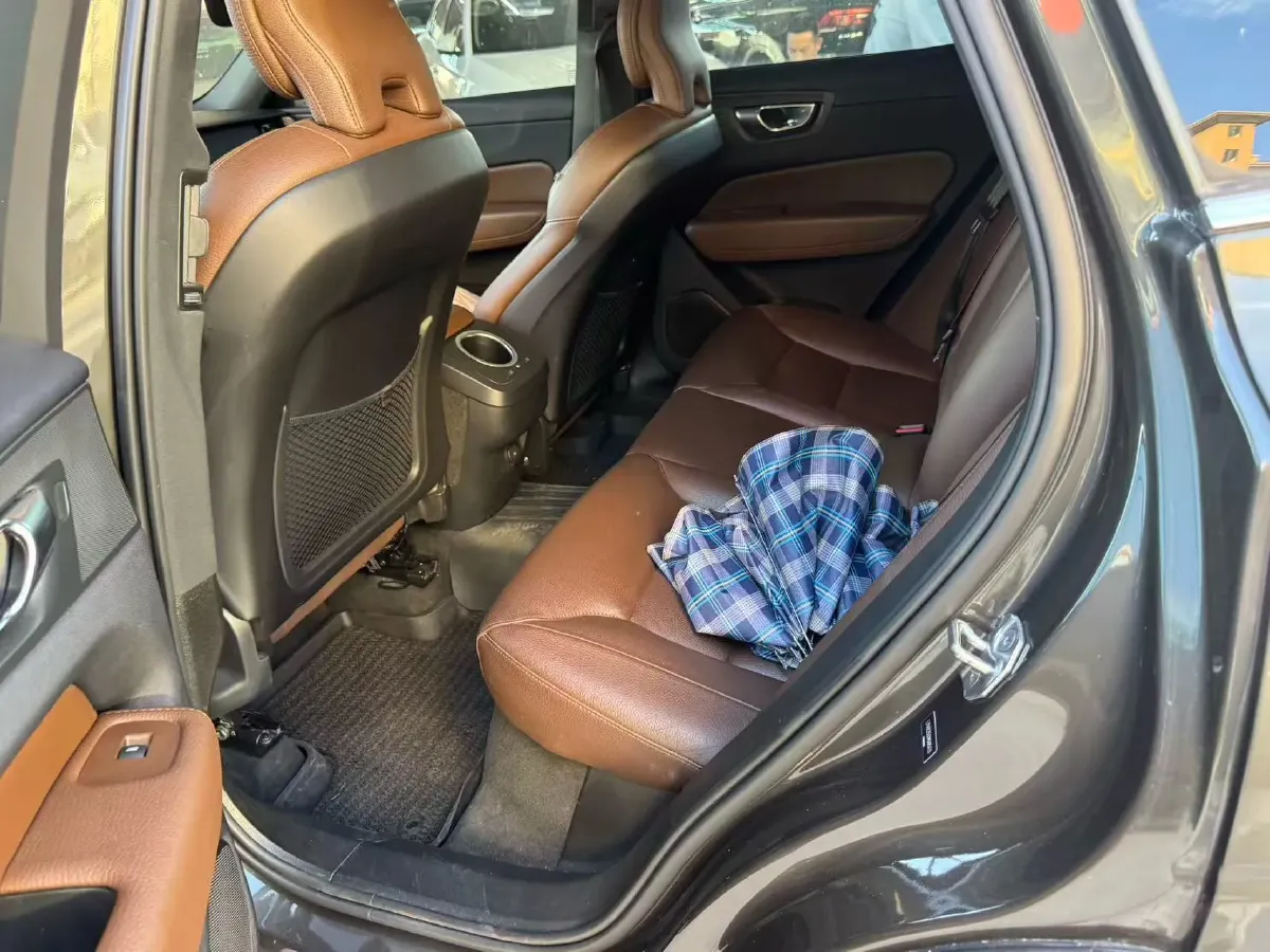 2021 Volvo XC60 2.0T 250HP L4 8AT,autocango,china used car exporter,china ev exporter,chinese used car exporter,chinese used ev exporter
