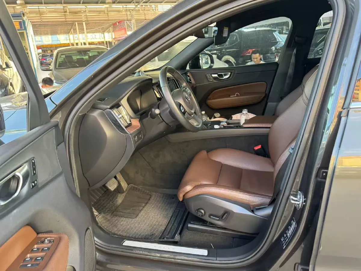 2021 Volvo XC60 2.0T 250HP L4 8AT,autocango,china used car exporter,china ev exporter,chinese used car exporter,chinese used ev exporter