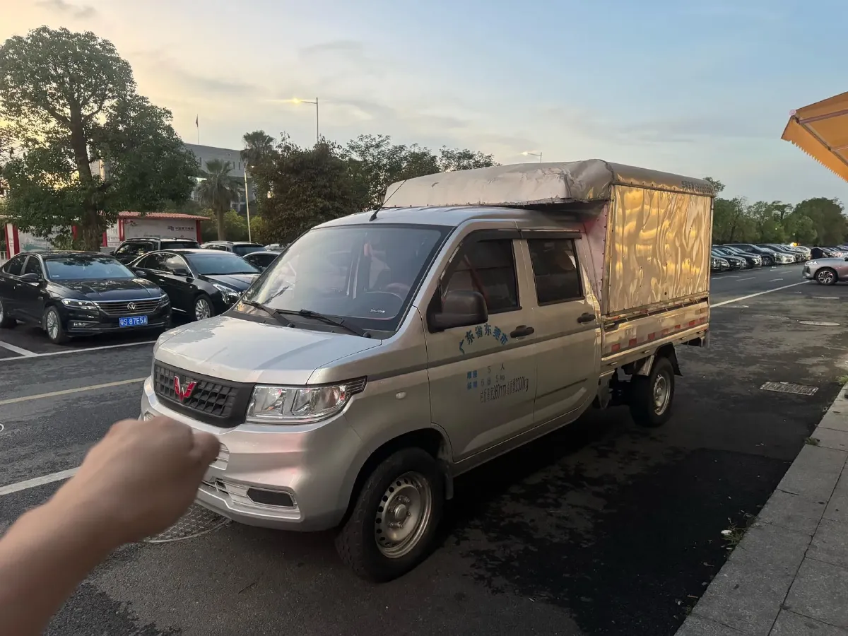 2021 WuLing RongGuang New Truck 1.5L 99HP L4 5MT,autocango,china used car exporter,china ev exporter,chinese used car exporter,chinese used ev exporter