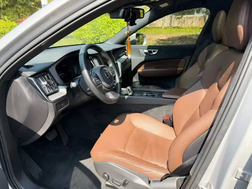 2023 Volvo XC60 2.0T 250HP L4 8AT,autocango,china used car exporter,china ev exporter,chinese used car exporter,chinese used ev exporter