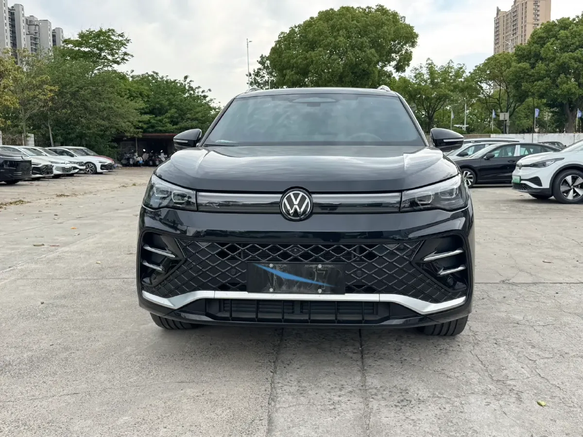 2024 Volkswagen Tiguan L 2.0T 220HP L4 7DCT,autocango,china used car exporter,china ev exporter,chinese used car exporter,chinese used ev exporter