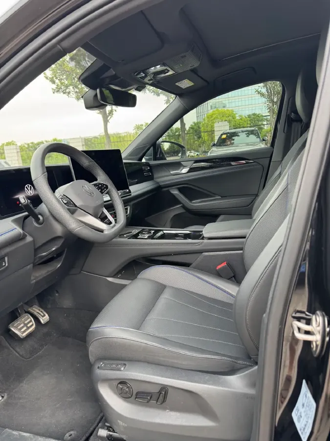 2024 Volkswagen Tiguan L 2.0T 220HP L4 7DCT,autocango,china used car exporter,china ev exporter,chinese used car exporter,chinese used ev exporter