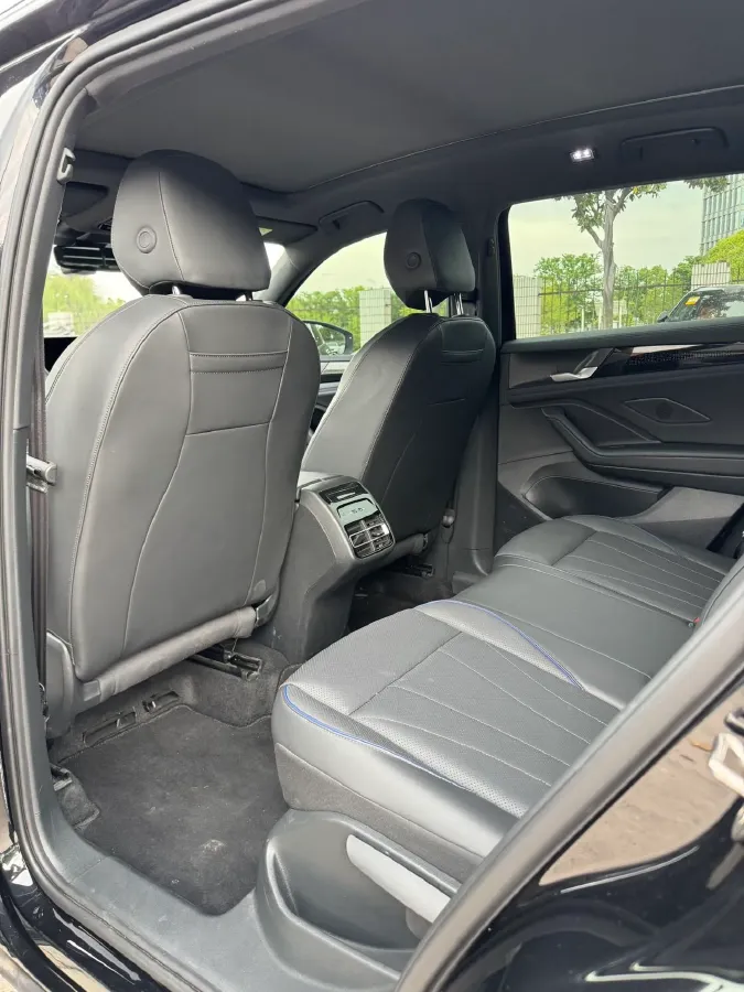 2024 Volkswagen Tiguan L 2.0T 220HP L4 7DCT,autocango,china used car exporter,china ev exporter,chinese used car exporter,chinese used ev exporter