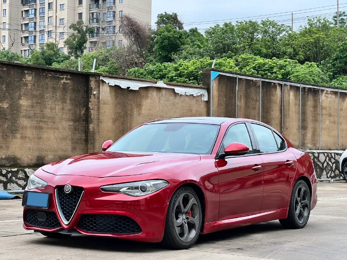 2017 Alfa Romeo Giulia 2.0T 280HP L4 8AT,autocango,china used car exporter,china ev exporter,chinese used car exporter,chinese used ev exporter