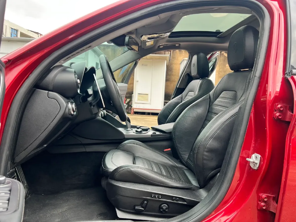 2017 Alfa Romeo Giulia 2.0T 280HP L4 8AT,autocango,china used car exporter,china ev exporter,chinese used car exporter,chinese used ev exporter