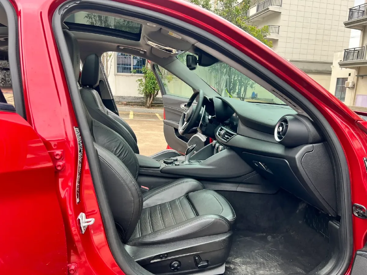 2017 Alfa Romeo Giulia 2.0T 280HP L4 8AT,autocango,china used car exporter,china ev exporter,chinese used car exporter,chinese used ev exporter