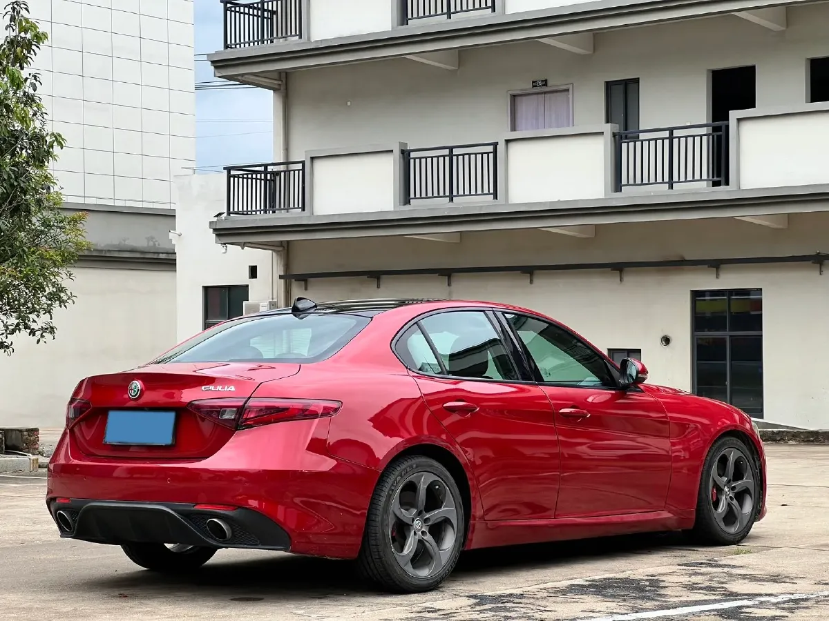 2017 Alfa Romeo Giulia 2.0T 280HP L4 8AT,autocango,china used car exporter,china ev exporter,chinese used car exporter,chinese used ev exporter