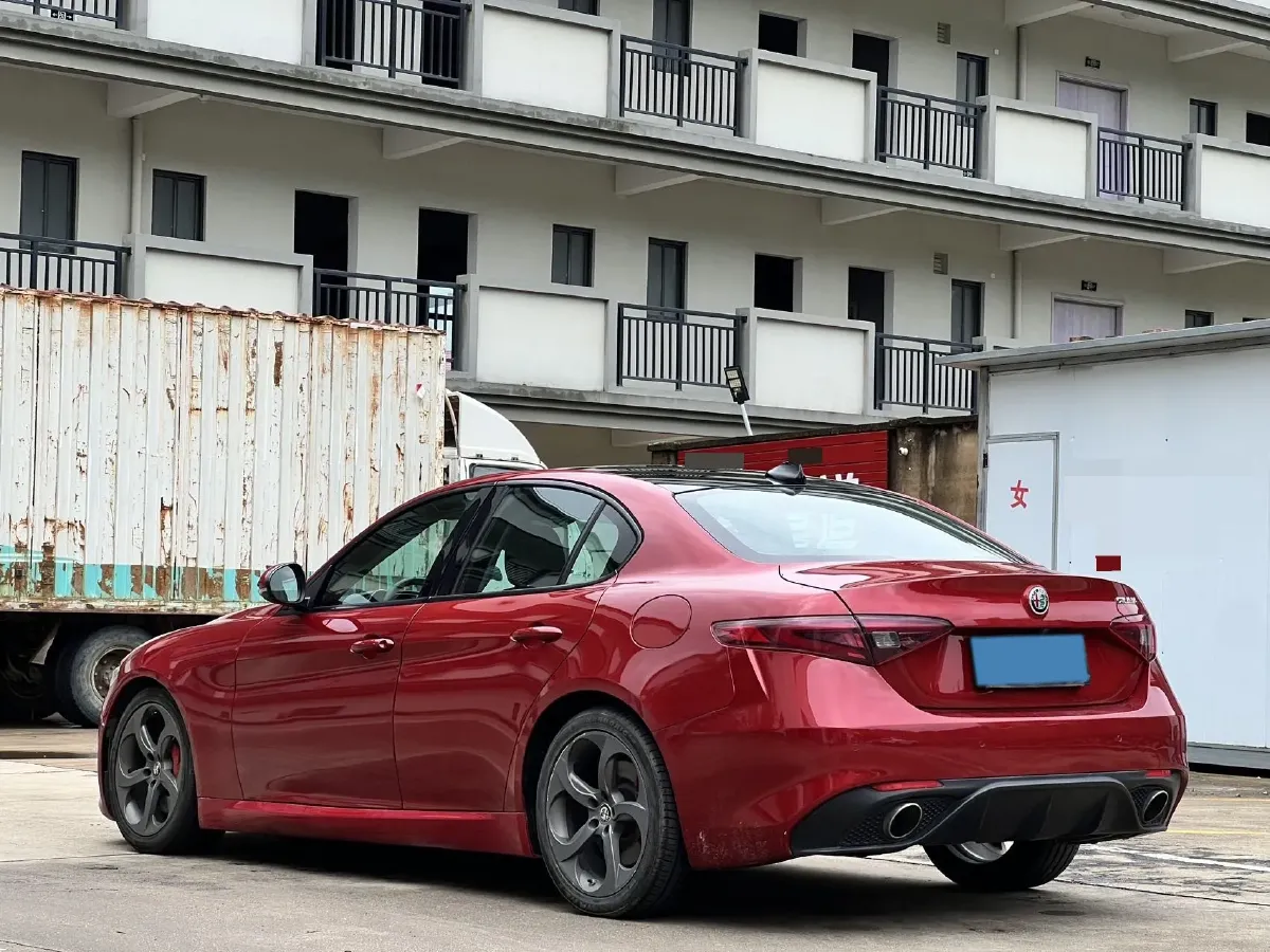 2017 Alfa Romeo Giulia 2.0T 280HP L4 8AT,autocango,china used car exporter,china ev exporter,chinese used car exporter,chinese used ev exporter