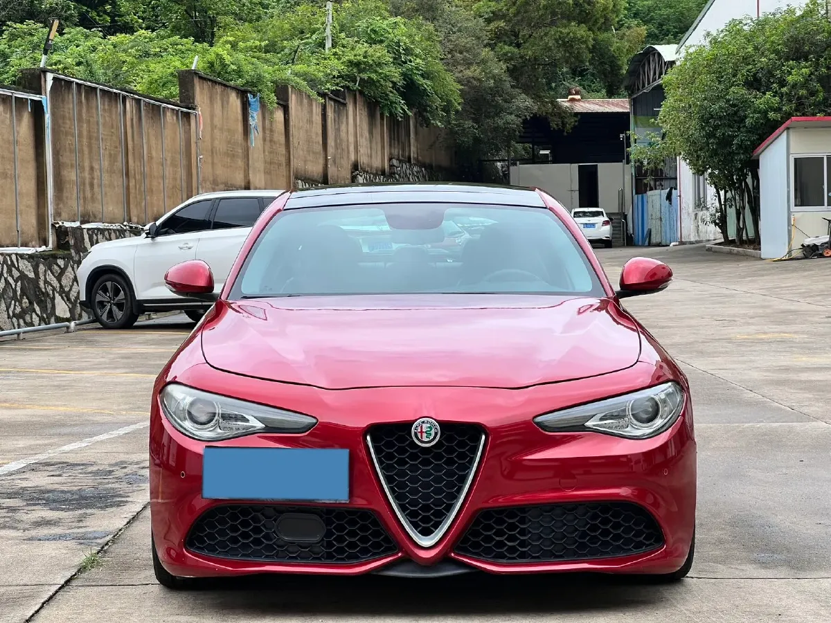 2017 Alfa Romeo Giulia 2.0T 280HP L4 8AT,autocango,china used car exporter,china ev exporter,chinese used car exporter,chinese used ev exporter