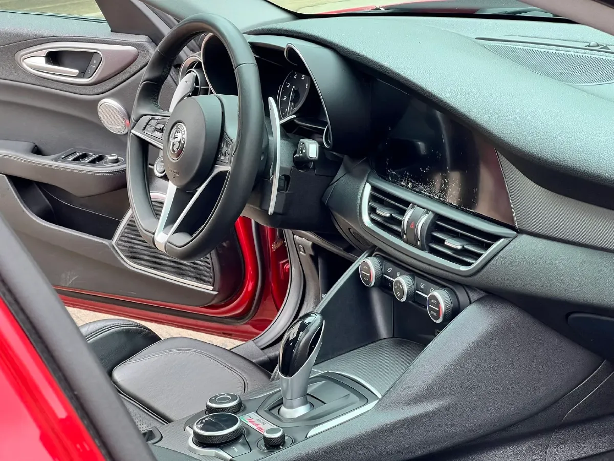2017 Alfa Romeo Giulia 2.0T 280HP L4 8AT,autocango,china used car exporter,china ev exporter,chinese used car exporter,chinese used ev exporter