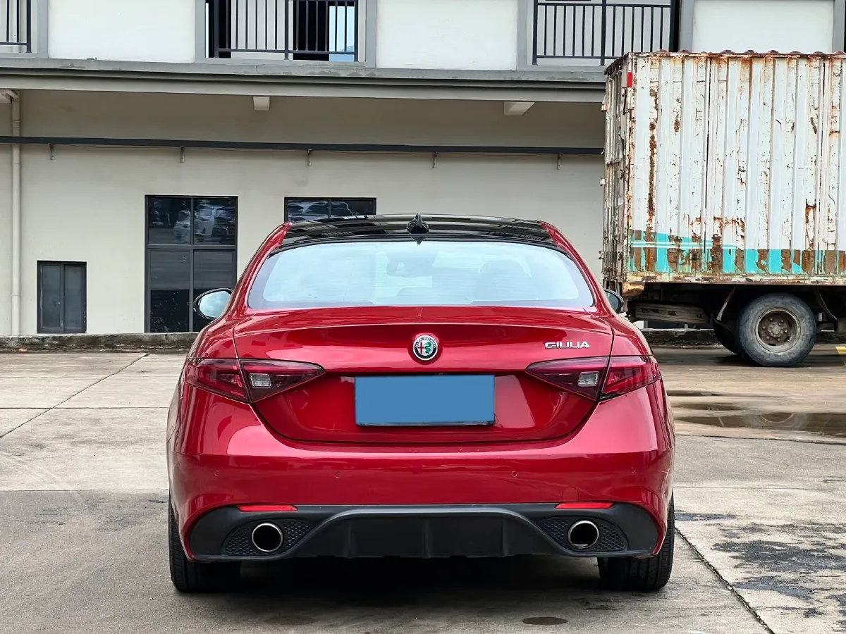 2017 Alfa Romeo Giulia 2.0T 280HP L4 8AT,autocango,china used car exporter,china ev exporter,chinese used car exporter,chinese used ev exporter