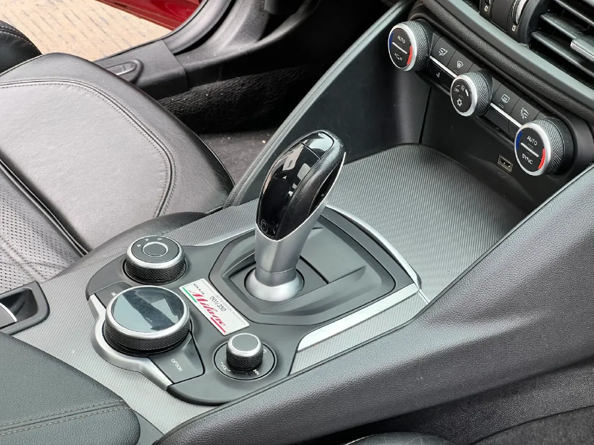 2017 Alfa Romeo Giulia 2.0T 280HP L4 8AT,autocango,china used car exporter,china ev exporter,chinese used car exporter,chinese used ev exporter