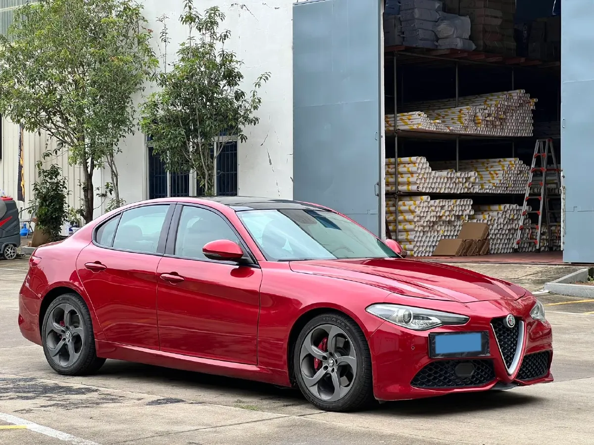 2017 Alfa Romeo Giulia 2.0T 280HP L4 8AT,autocango,china used car exporter,china ev exporter,chinese used car exporter,chinese used ev exporter