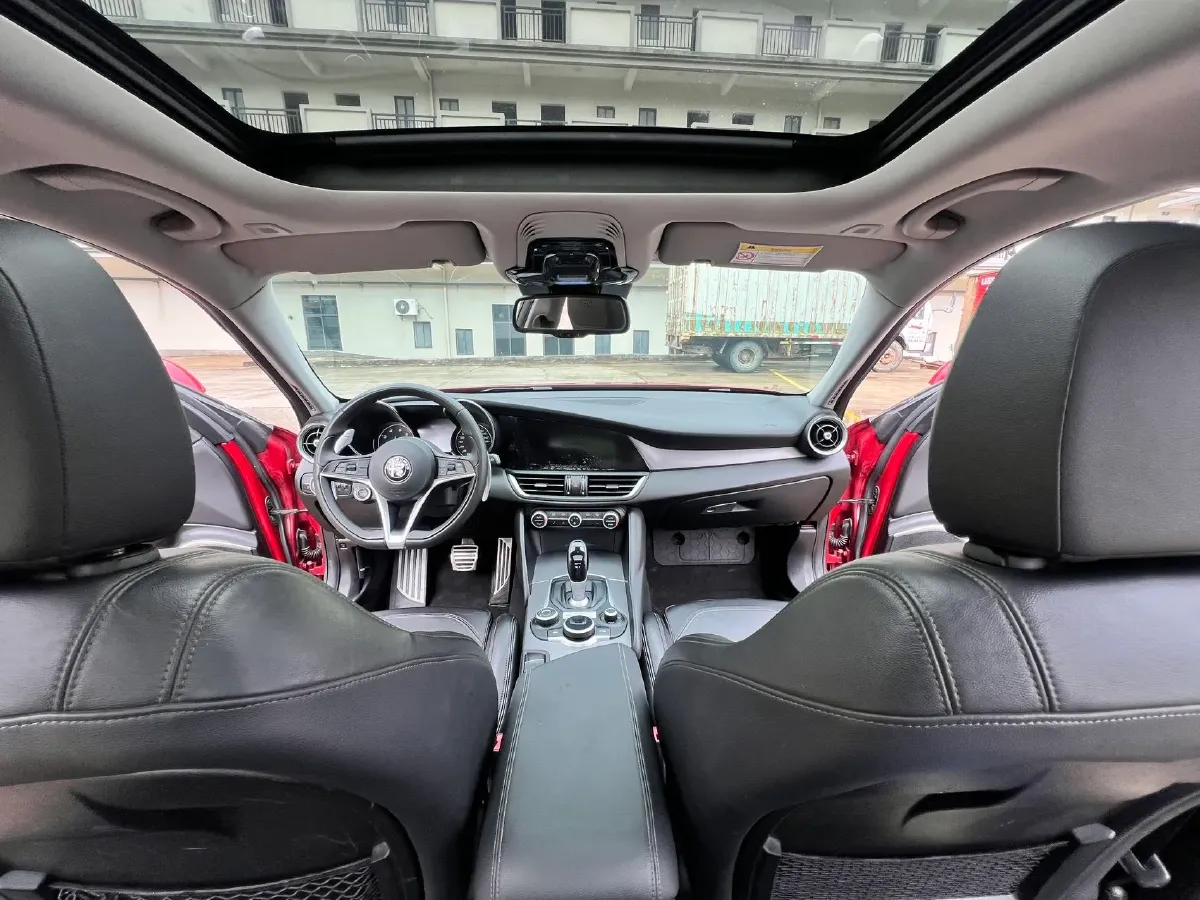 2017 Alfa Romeo Giulia 2.0T 280HP L4 8AT,autocango,china used car exporter,china ev exporter,chinese used car exporter,chinese used ev exporter