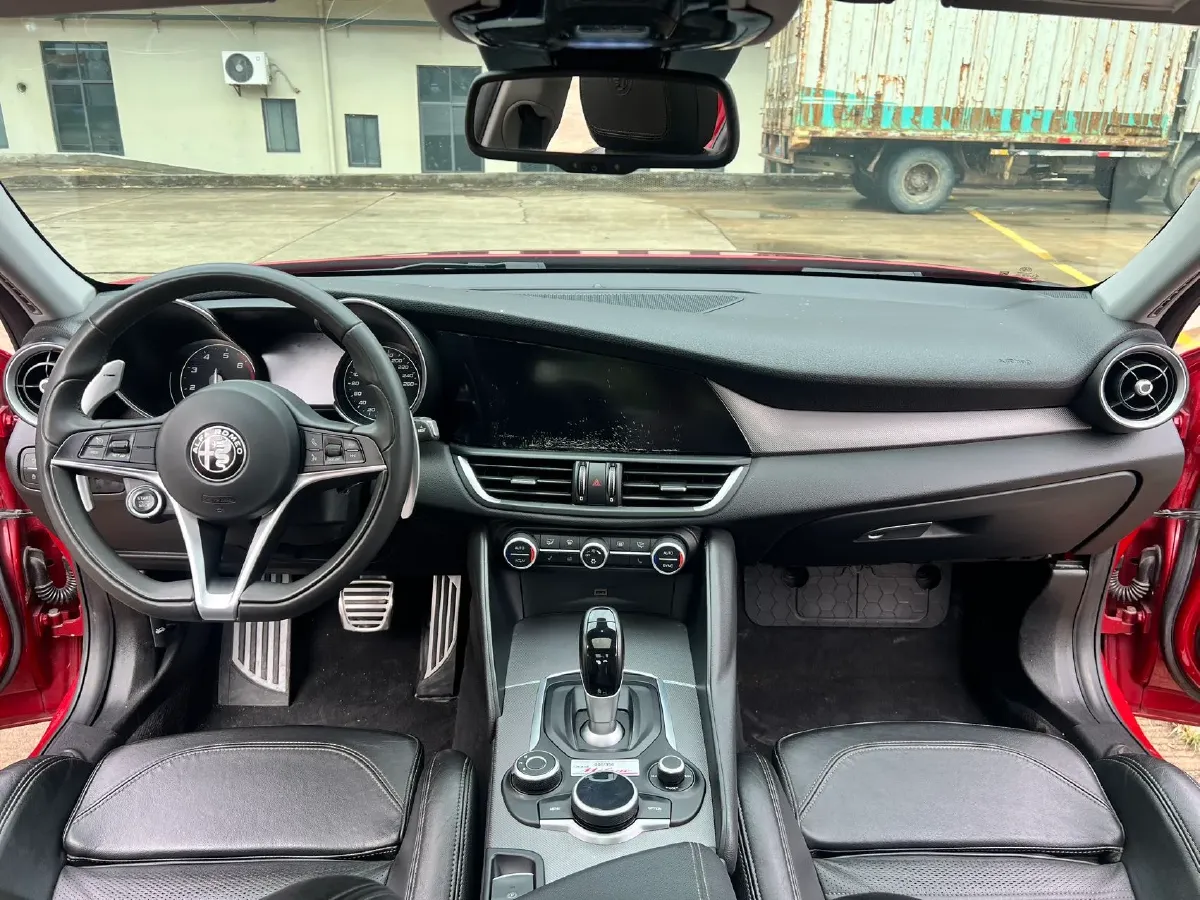 2017 Alfa Romeo Giulia 2.0T 280HP L4 8AT,autocango,china used car exporter,china ev exporter,chinese used car exporter,chinese used ev exporter