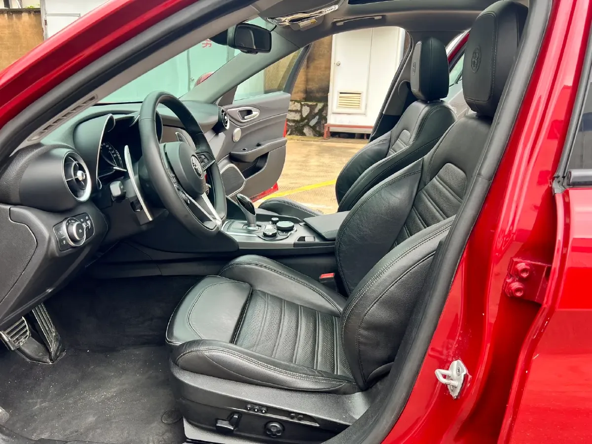 2017 Alfa Romeo Giulia 2.0T 280HP L4 8AT,autocango,china used car exporter,china ev exporter,chinese used car exporter,chinese used ev exporter
