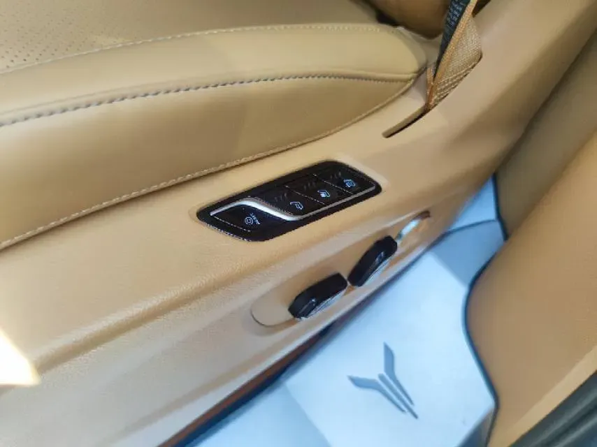 2024 Voyah Dream 1.5T 150HP L4 PHEV 43KWH,autocango,china used car exporter,china ev exporter,chinese used car exporter,chinese used ev exporter