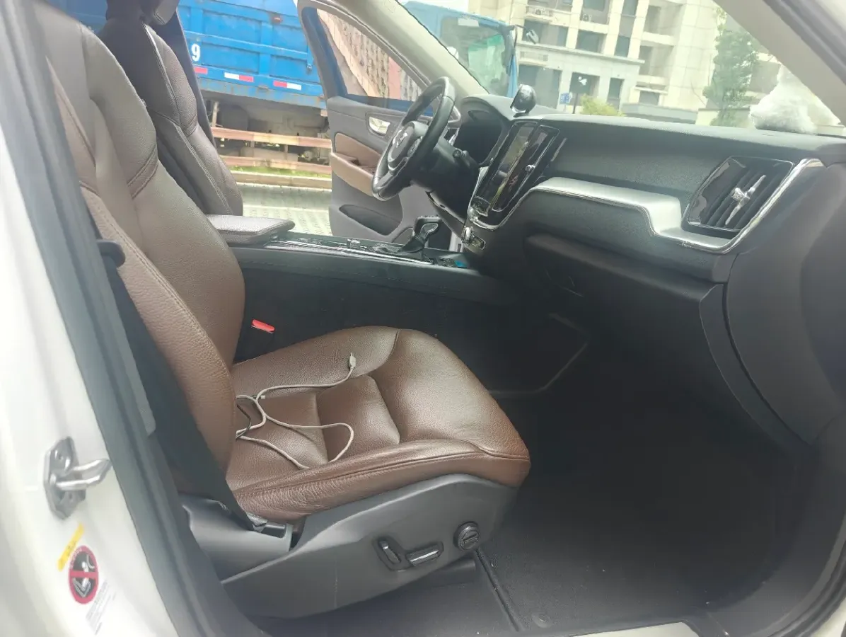2020 Volvo XC60 2.0T 254HP L4 8AT,autocango,china used car exporter,china ev exporter,chinese used car exporter,chinese used ev exporter