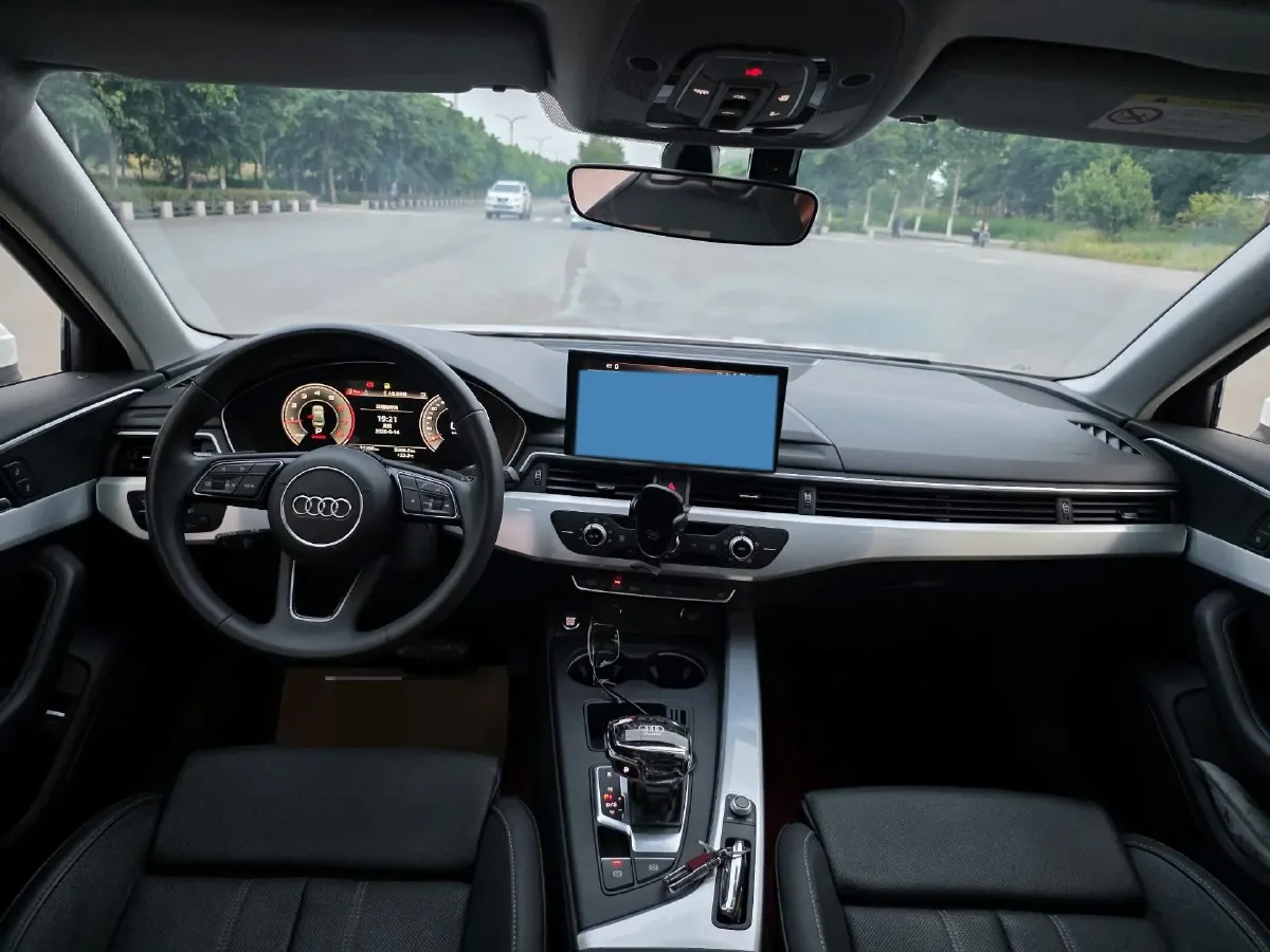 2022 Audi A4L 2.0T 190HP L4 7DCT,autocango,china used car exporter,china ev exporter,chinese used car exporter,chinese used ev exporter
