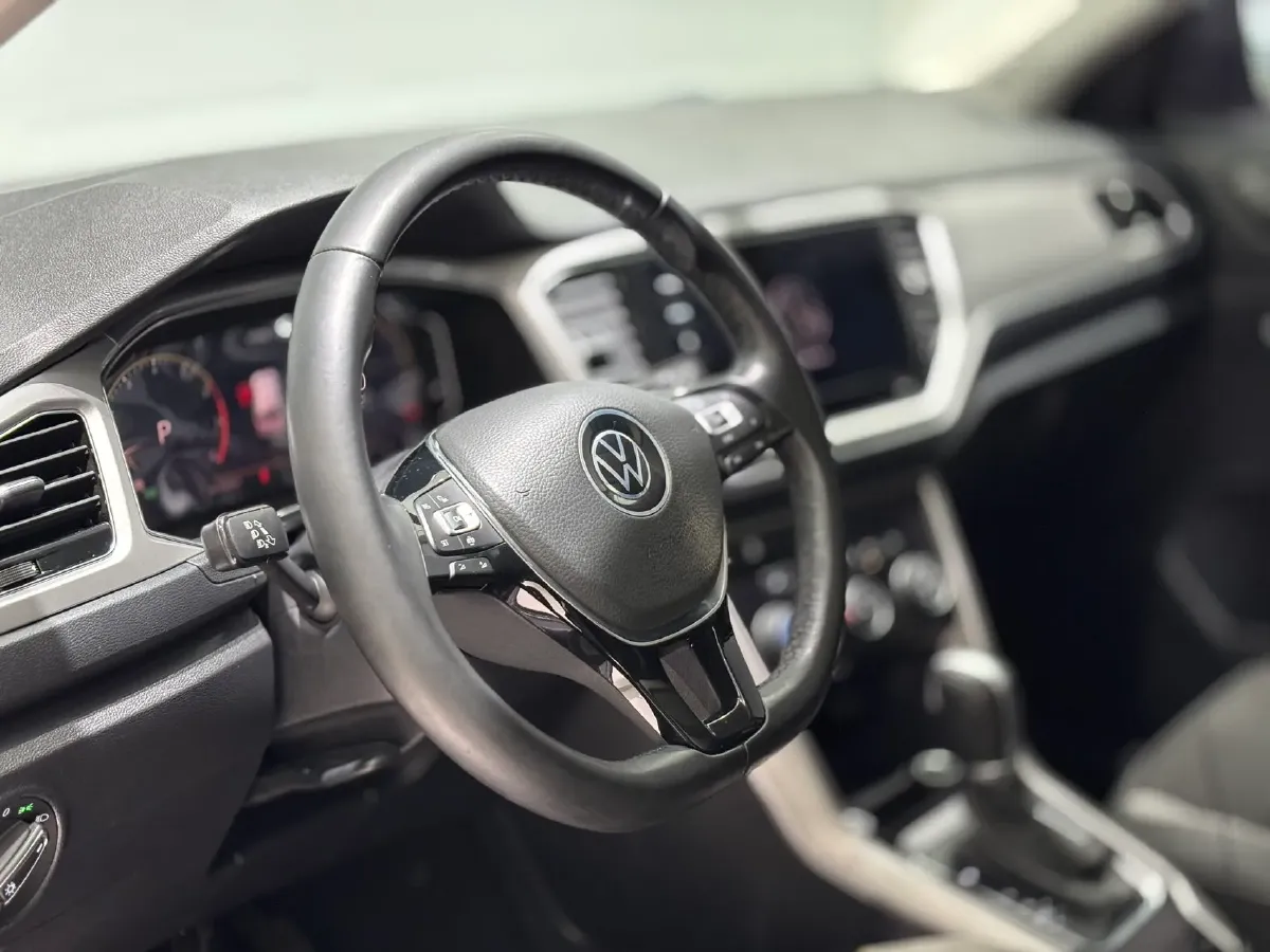 2022 Volkswagen T-Roc 1.4T 150HP L4 7DCT,autocango,china used car exporter,china ev exporter,chinese used car exporter,chinese used ev exporter