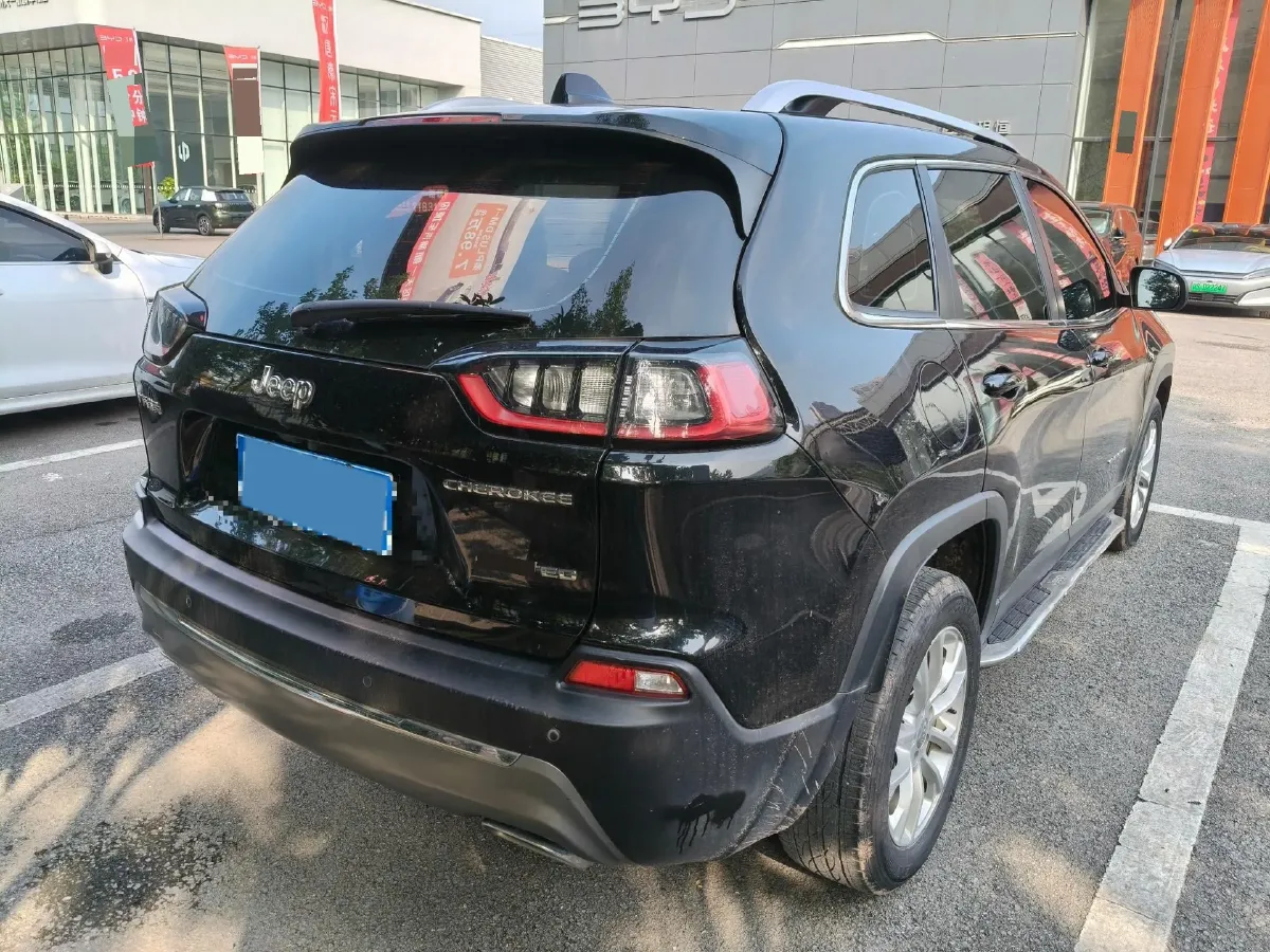 2019 Jeep Cherokee 2.0T 234HP L4 9AT,autocango,china used car exporter,china ev exporter,chinese used car exporter,chinese used ev exporter