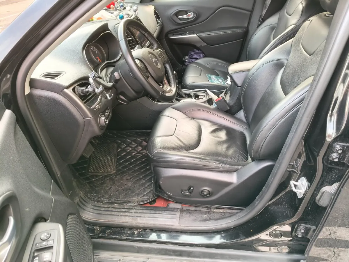 2019 Jeep Cherokee 2.0T 234HP L4 9AT,autocango,china used car exporter,china ev exporter,chinese used car exporter,chinese used ev exporter