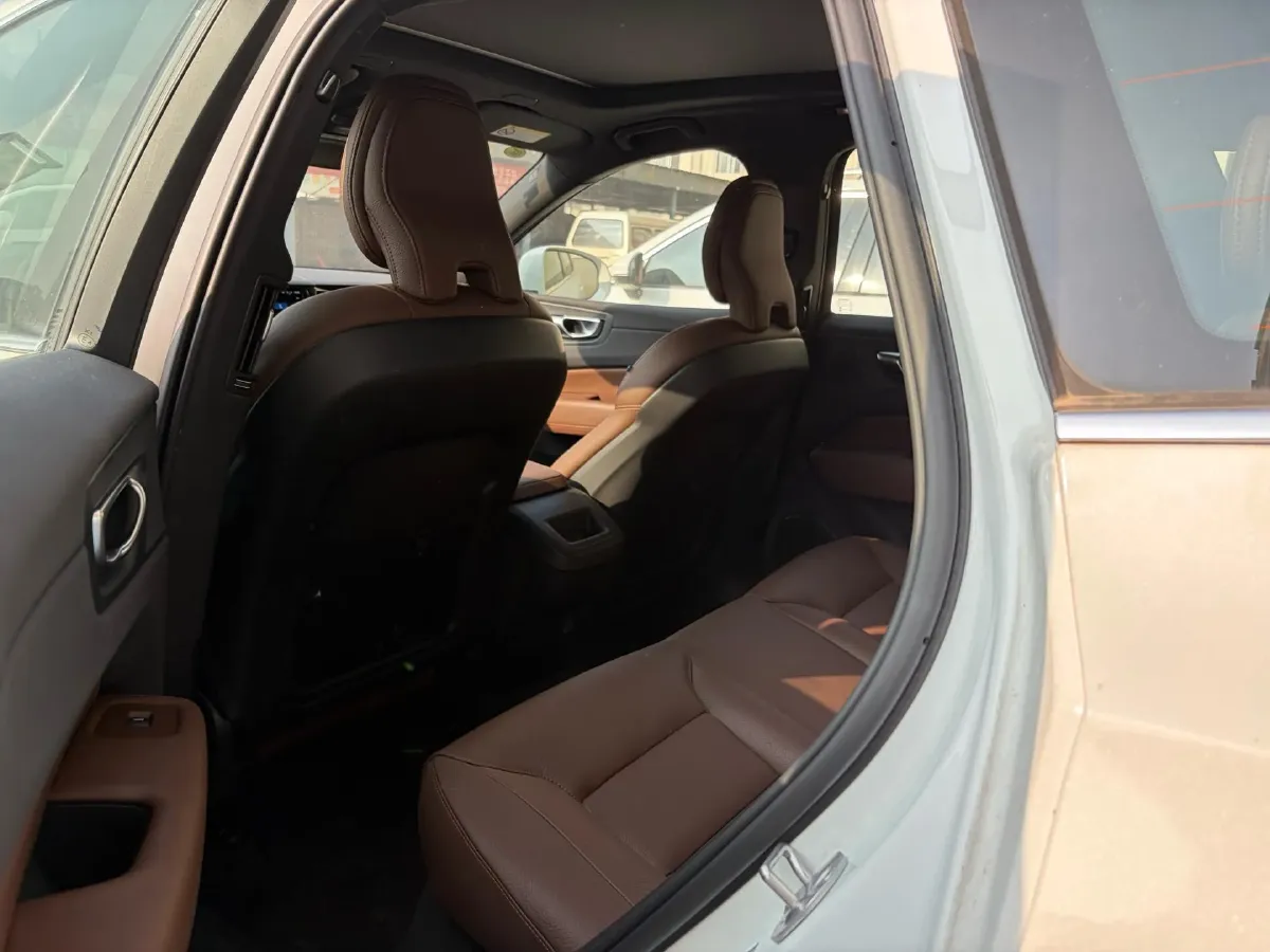 2025 Volvo XC60 2.0T 250HP L4 8AT,autocango,china used car exporter,china ev exporter,chinese used car exporter,chinese used ev exporter