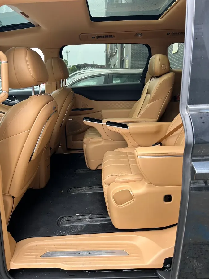 2025 Voyah Dream 1.5T 150HP L4 PHEV 41.7KWH,autocango,china used car exporter,china ev exporter,chinese used car exporter,chinese used ev exporter