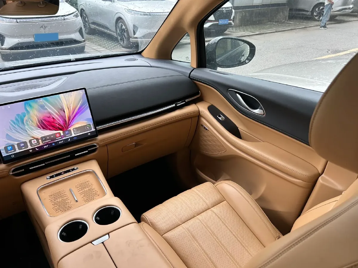 2025 Voyah Dream 1.5T 150HP L4 PHEV 41.7KWH,autocango,china used car exporter,china ev exporter,chinese used car exporter,chinese used ev exporter